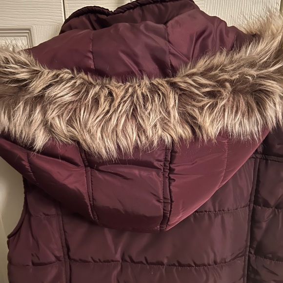 NWOT. Maurice's sleeveless vest with removable hood. - Picture 7 of 10